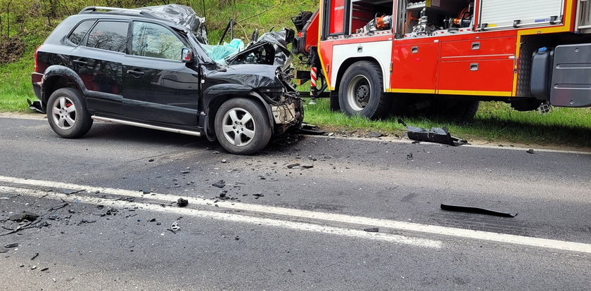 Koszmarny wypadek w Wielkopolsce. Osobówka zderzyła się z autobusem wypełnionym ludźmi