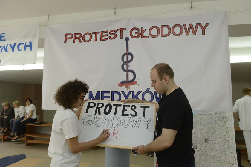 Głodówka w szpitalu we Wrocławiu. Medycy protestują!