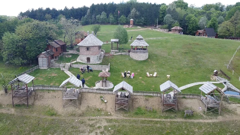 Makadamskim putem, preko prevoja Proslop, stiže se skoro do najvišeg vrha Podgorine i Rađevine.