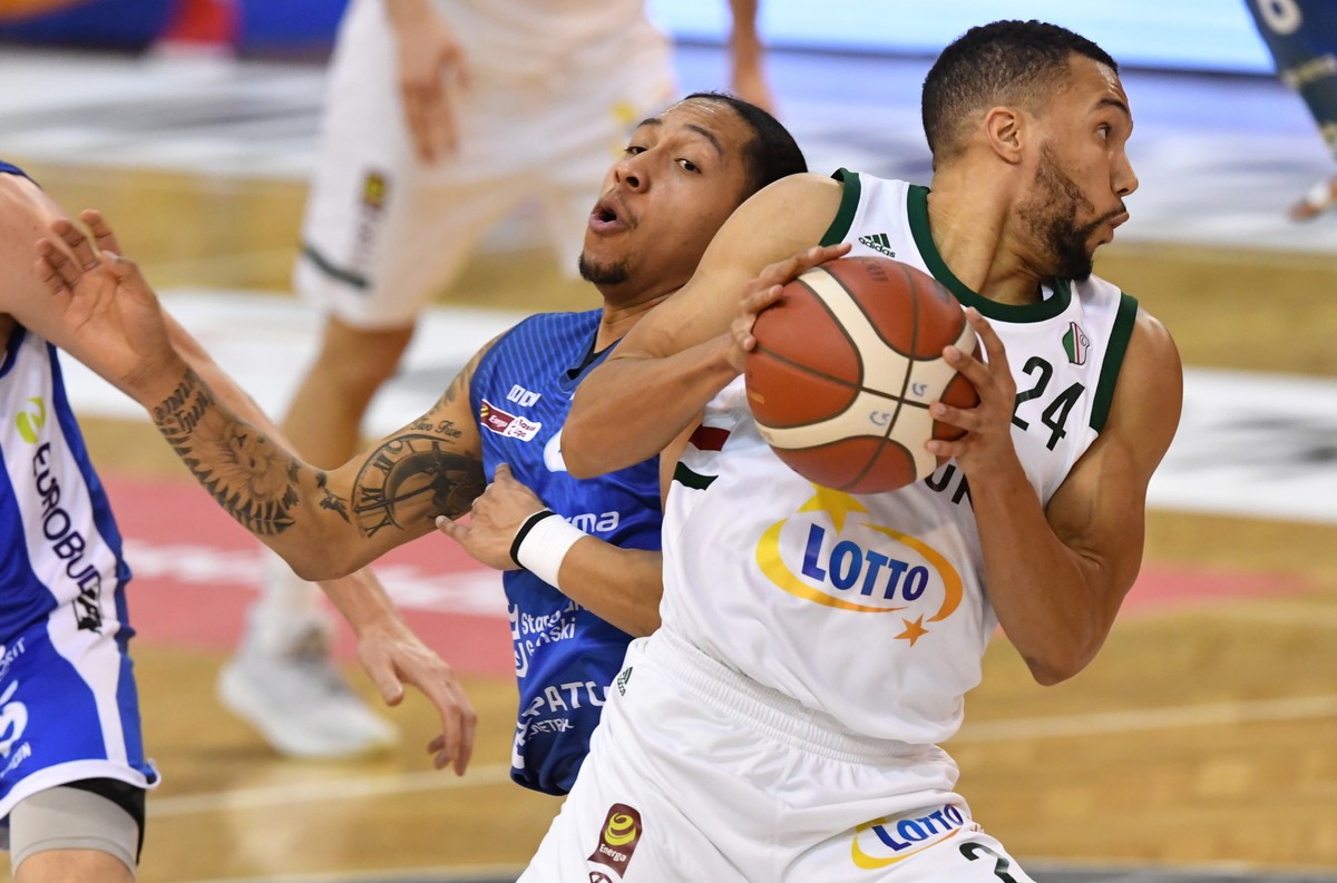 Zawodnik Legii Warszawa Jamel Morris (P) i Trevon Allen (L) z Polpharmy Starogard Gdański podczas meczu 24. kolejki Ekstraklasy koszykarzy