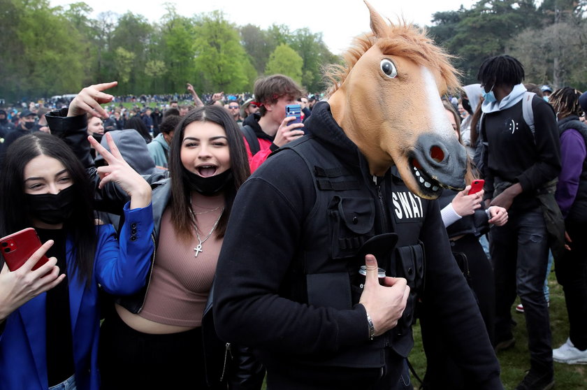 Impreza pod chmurką w dobie pandemii. Policja użyła armatek wodnych