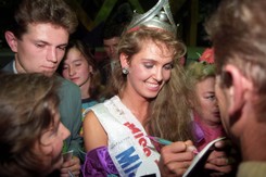 Nagranie z Ewą Wachowicz hitem sieci. Tak zdobywała koronę Miss Polonia [WIDEO]