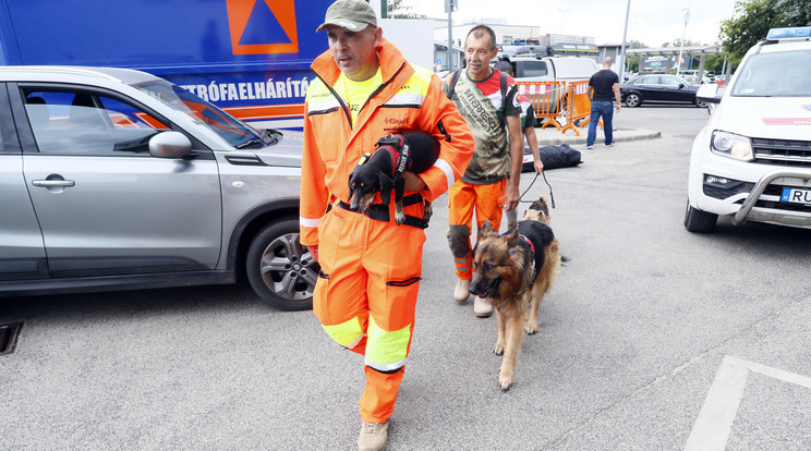 Magyarországról is mentőcsapatok indult  Líbiában történt  az áradások túlélőit keresni / Fotó: Fuszek Gábor