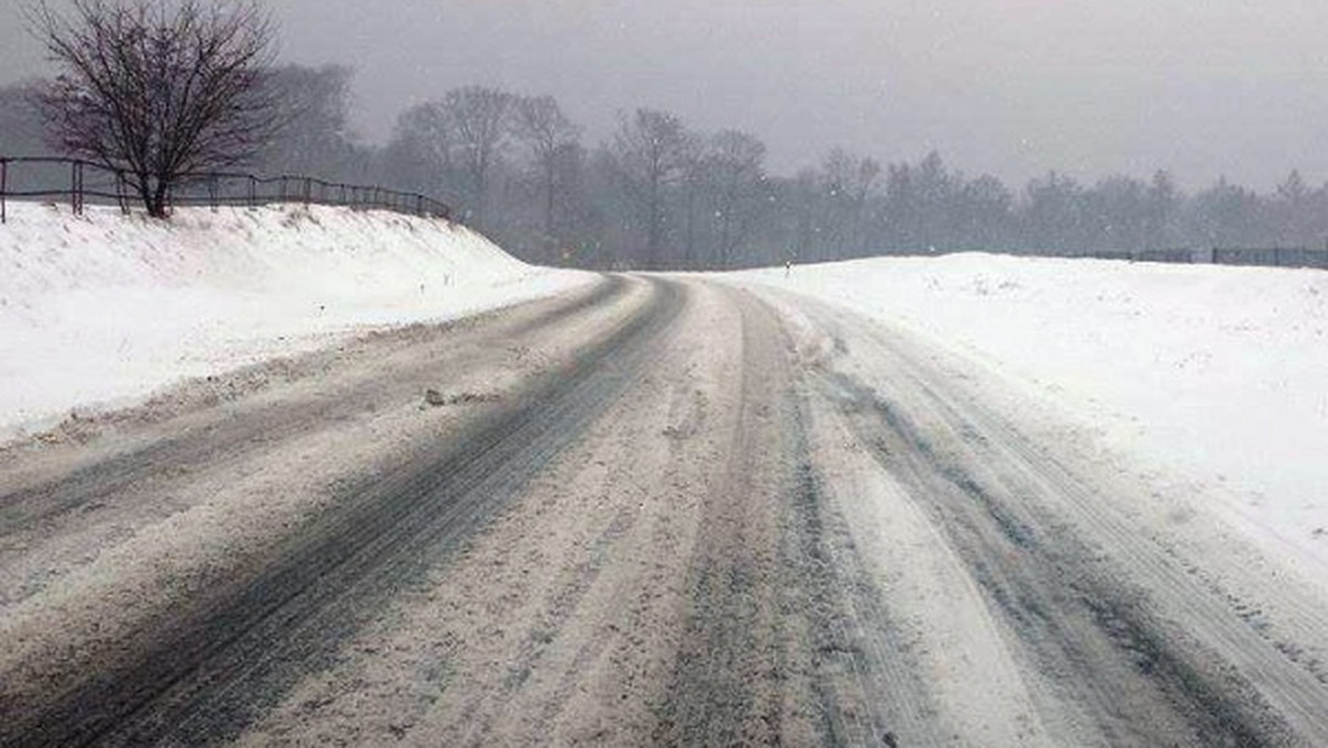 15 stłuczek i jeden poważny wypadek komunikacyjny w naszym regionie - to efekt załamania pogody i intensywnych opadów śniegu. Nawierzchnie są śliskie i kierowcy, przyzwyczajeni dotychczas do dobrych warunków drogowych zatracili nieco czujność.