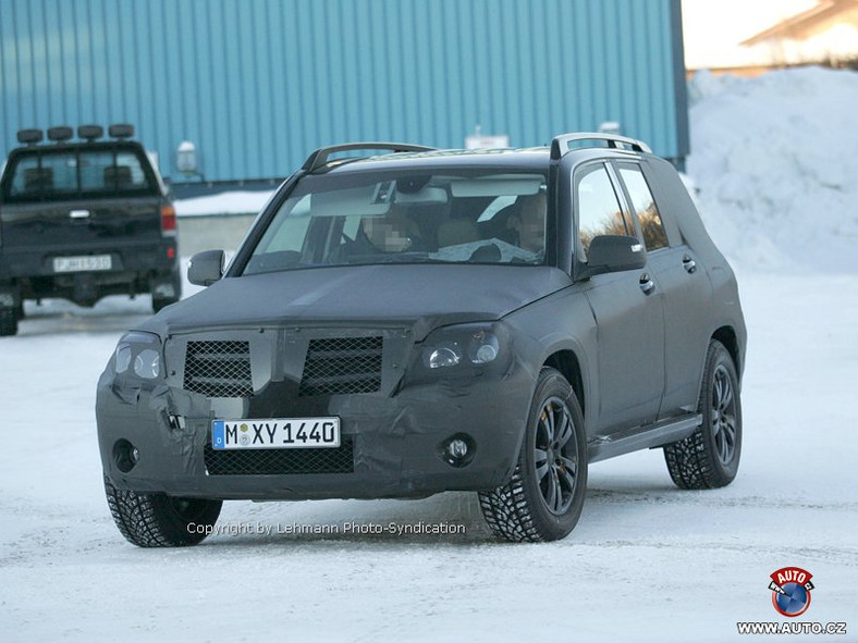 Zdjęcia szpiegowskie: Mercedes-Benz przygotowuje seryjne GL 420 CDI Bluetec i małe GLK.
