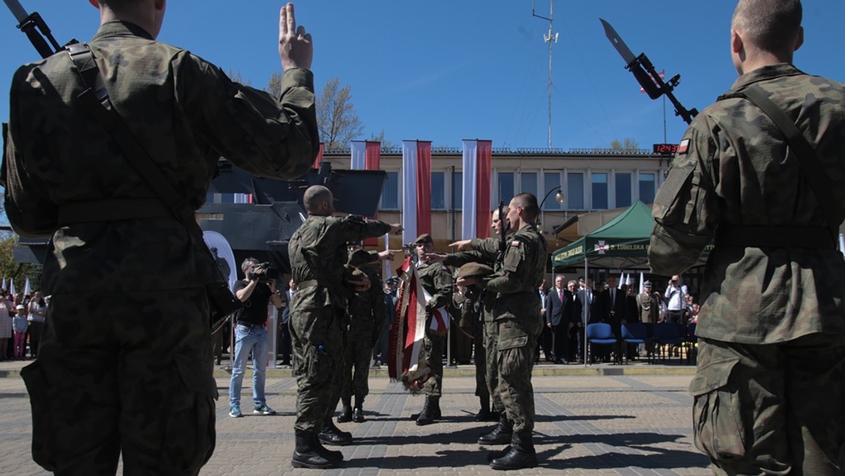 Wojska Obrony Terytorialnej należy zlikwidować, a pieniądze z budżetu, które miałyby być na nie przeznaczane, można by już od przyszłego roku przeznaczyć dla osób niepełnosprawnych - uważają posłowie klubu PSL-UED. Ich zdaniem WOT nie służą społeczeństwu i "nie widać efektów ich działań".