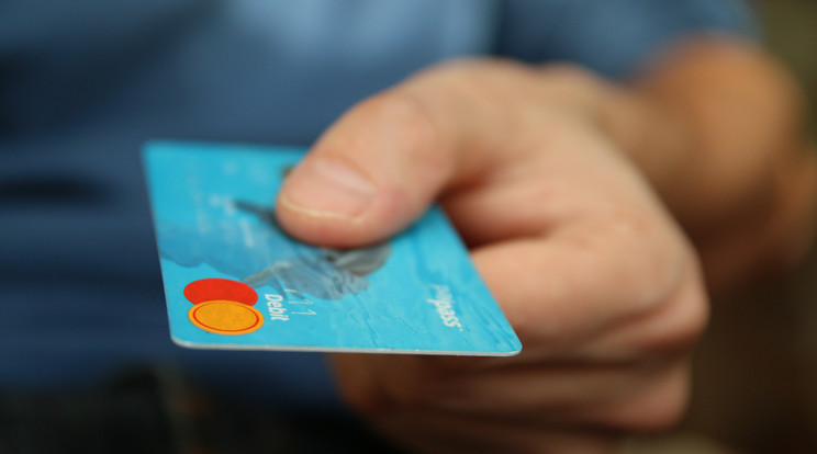 A kölcsönök és hitelkártyák sem ússzák meg a díjemeléseket /Illusztráció: Pexels
