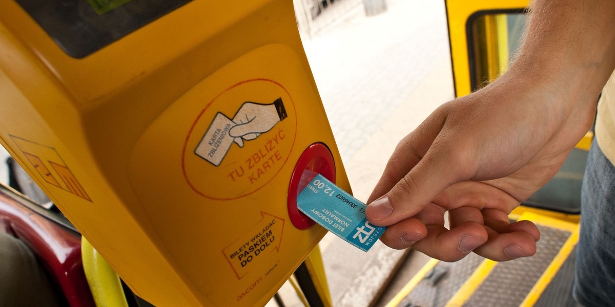 W razie przyłapania na jeździe autobusem, tramwajem czy kolejką miejską bez ważnego biletu, "gapowicz" otrzymuje wezwanie do zapłaty ceny biletu i tzw. opłaty dodatkowej 