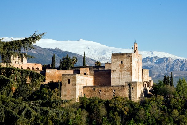 Alhambra na tle gór Sierra Nevada