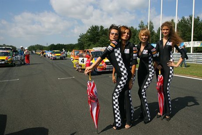 Cee'd przyciąga piękne kobiety