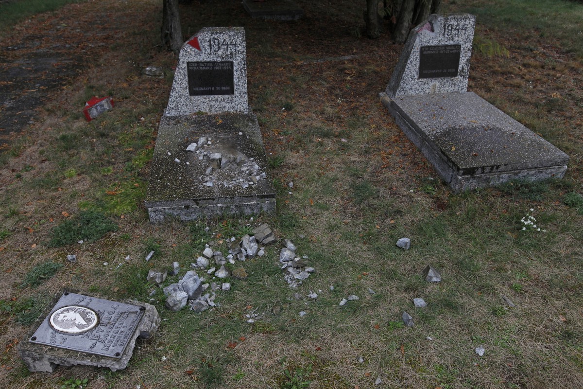 Zniszczony cmentarz żołnierzy radzieckich w Milejczycach na Podlasiu