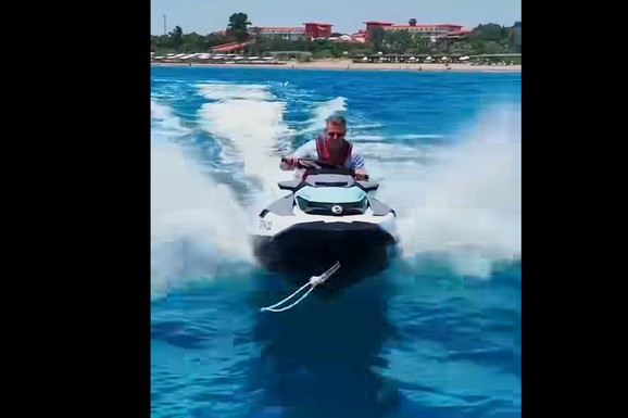 (VIDEO) MAĐAR OBJAVIO SNIMKE SA ODMORA Vozi džet-ski, šeta plažom, a evo ko mu pravi društvo: U Mađarskoj se digla bura zbog jednog detalja