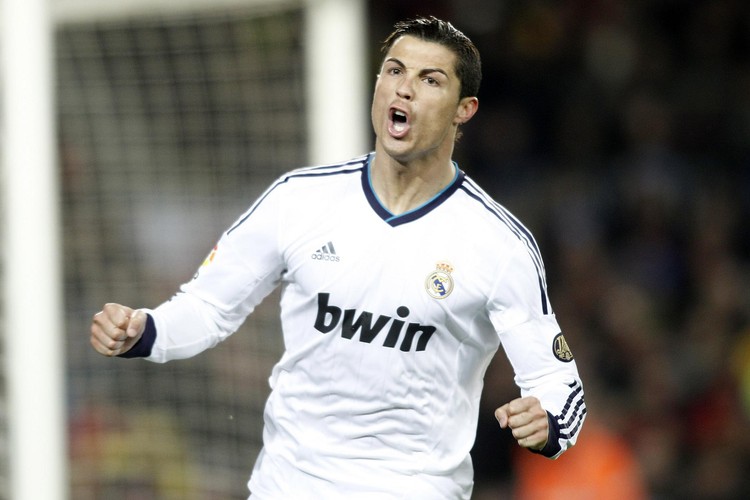 <b>3. Portugalczyk Cristiano Ronaldo z Realu Madryt</b> - w sezonie 2012/13 zarobi <b>30 mln euro</b>
<br>
<br>
13 mln to kwota kontraktu Ronaldo, 500 tys. premie, a 16,5 mln umowy sponsorskie i patronaty.
