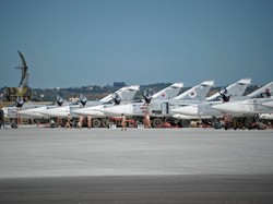 Były przyjaciel wbija nóż w plecy? Wielka baza w ogniu