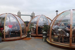 Oto restauracja iglo w Londynie z widokiem na Tamizę