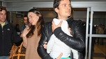 Miranda Kerr i Orlando Bloom z synem na lotnisku w Nowym Jorku