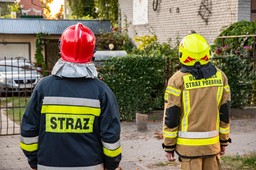 porywisty wiatr wieje w polsce. strażacy mają pełne ręce roboty, setki interwencji