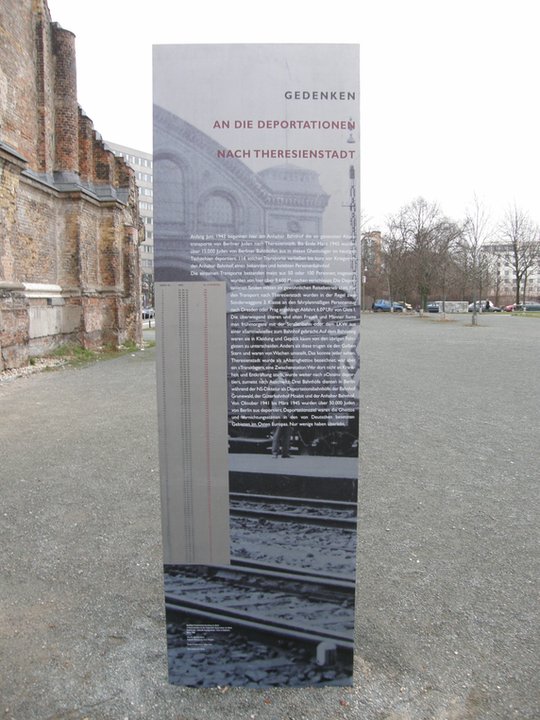 Stela upamiętniająca deportacje Żydów. Fot. Axel Mauruszat, Attribution, via Wikimedia Commons