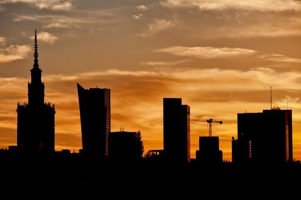 Widok na biznesowe centrum Warszawy o zmierzchu