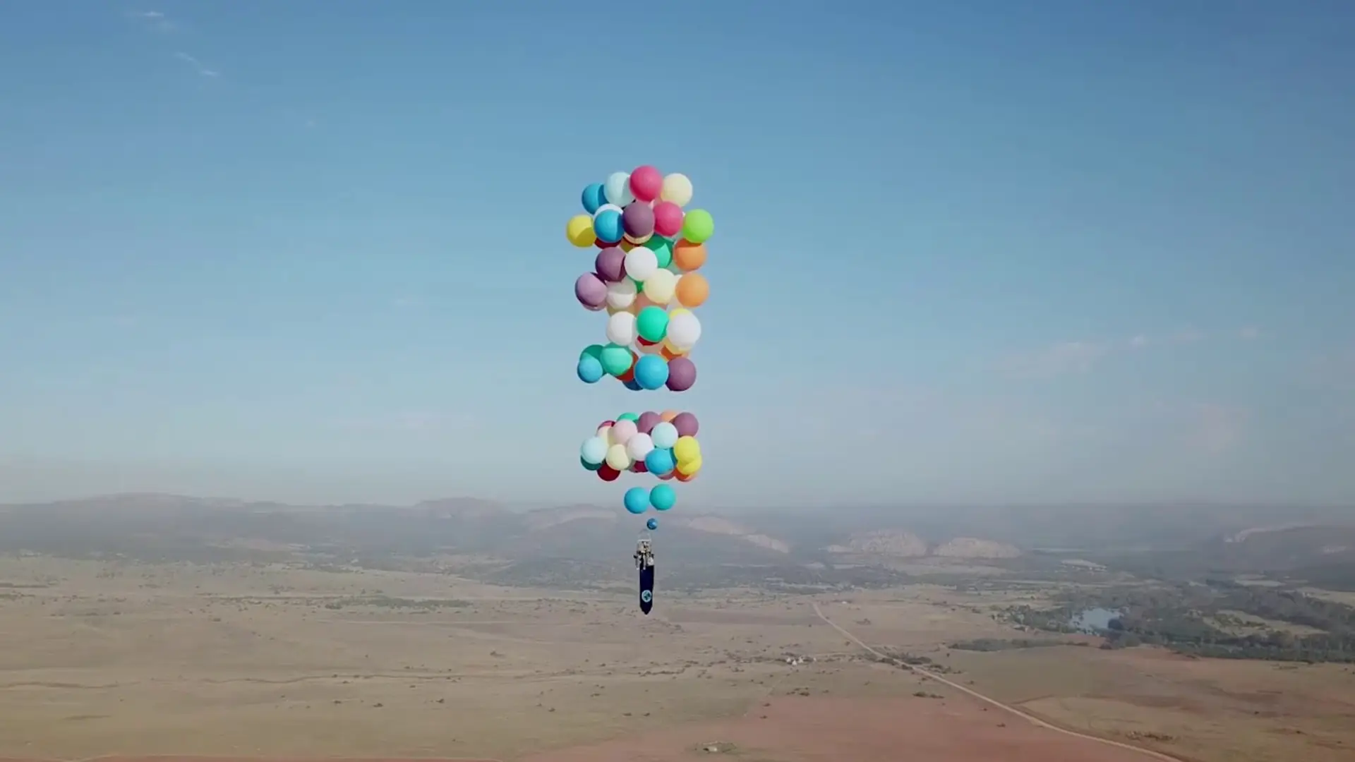 Tak trzeba żyć. Przyczepił 100 balonów z helem do krzesła ogrodowego i poleciał nad Afryką