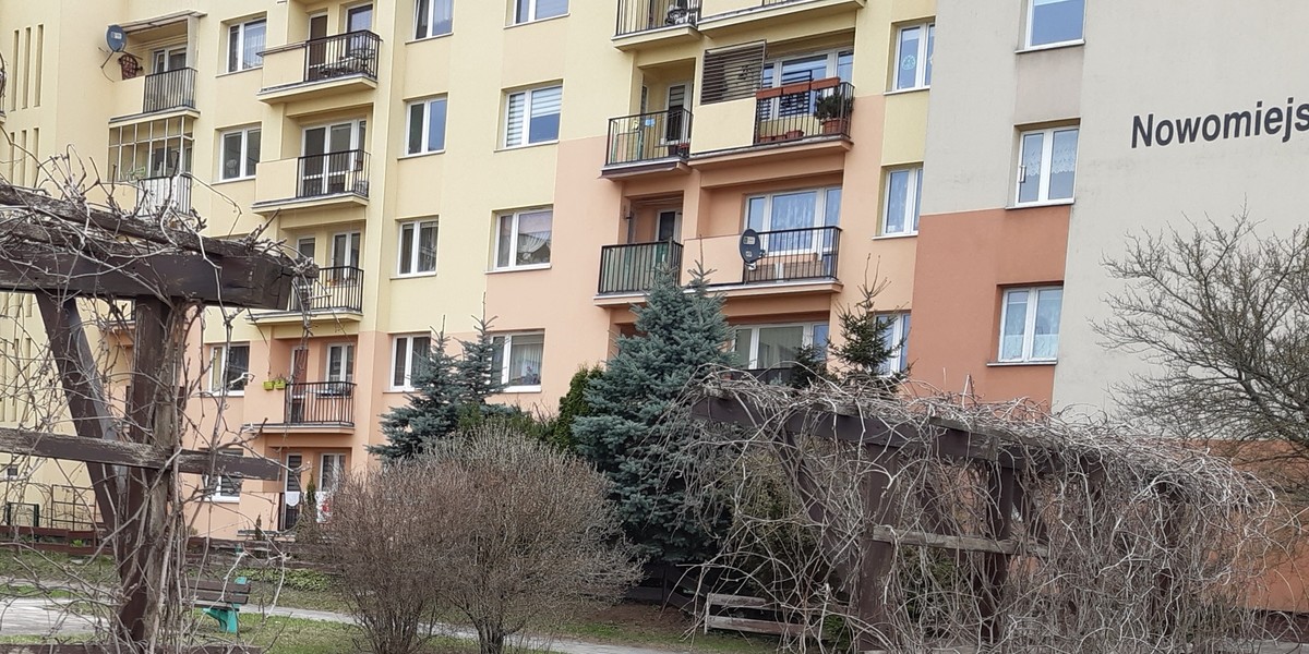 Wnuk wyrzucił babcię przez balkon. Nie przeżyła. 25-latek nie zostanie skazany