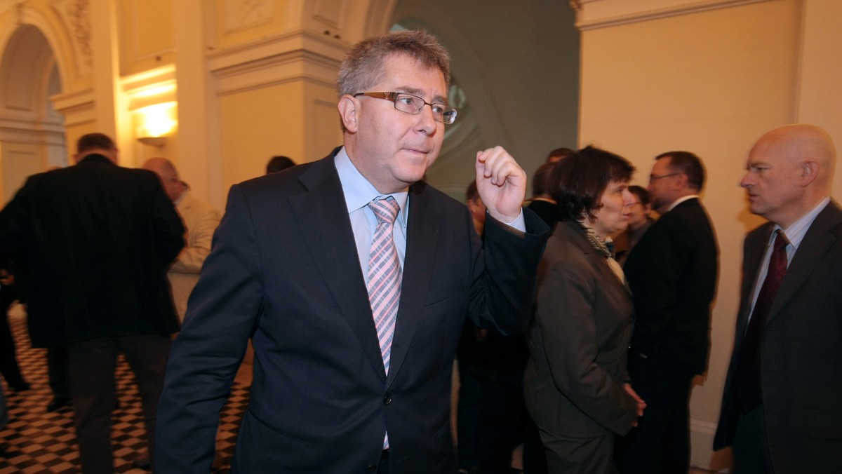 Ryszard Czarnecki na swoim blogu w Onet.pl twierdzi, że najbardziej bawi go "wzruszająca wiara PO, że następnego dnia po kolejnym oświadczeniu (premiera Tuska - red.), że jesteśmy zieloną wyspą, lub, że trzeba podnieść podatki, ludzie zapomną". Przestrzega Platformę Obywatelską, że "z tą kiepską pamięcią Polaków może się boleśnie zderzyć".