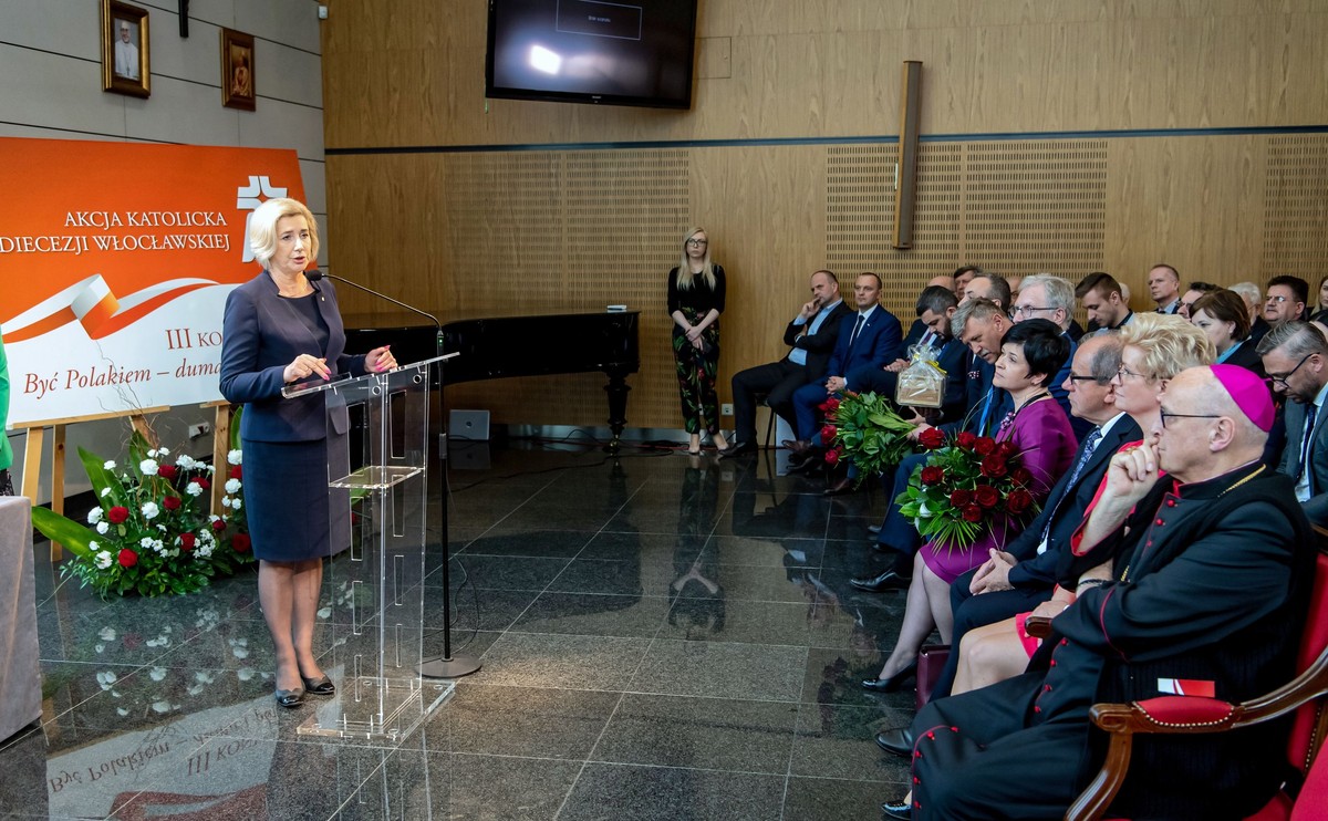 Prezes Akcji Katolickiej Urszula Furtak (L) oraz biskup włocławski ks. Wiesław Alojzy Mering (P) podczas konferencji "Być Polakiem - duma i powinność", zorganizowanej w Muzeum Diecezjalnym we Włocławku