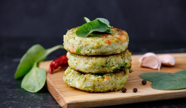 Vegetarijanski burgeri često sadrže više aditiva, poput onih koja se koriste u zamenama za meso, kako bi se imitirala mesnata tekstura