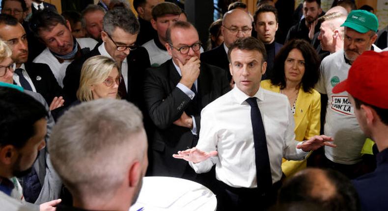 La visite de Macron au Salon de l'agriculture vire au chaos