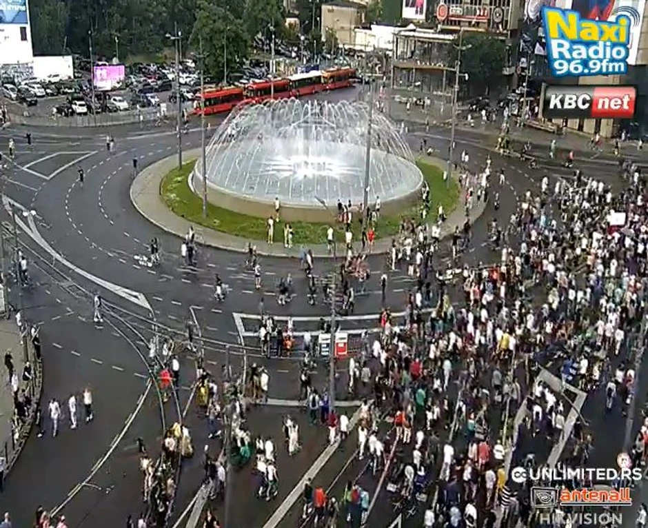 Demonstranti na Slaviji oko 19.30 sati