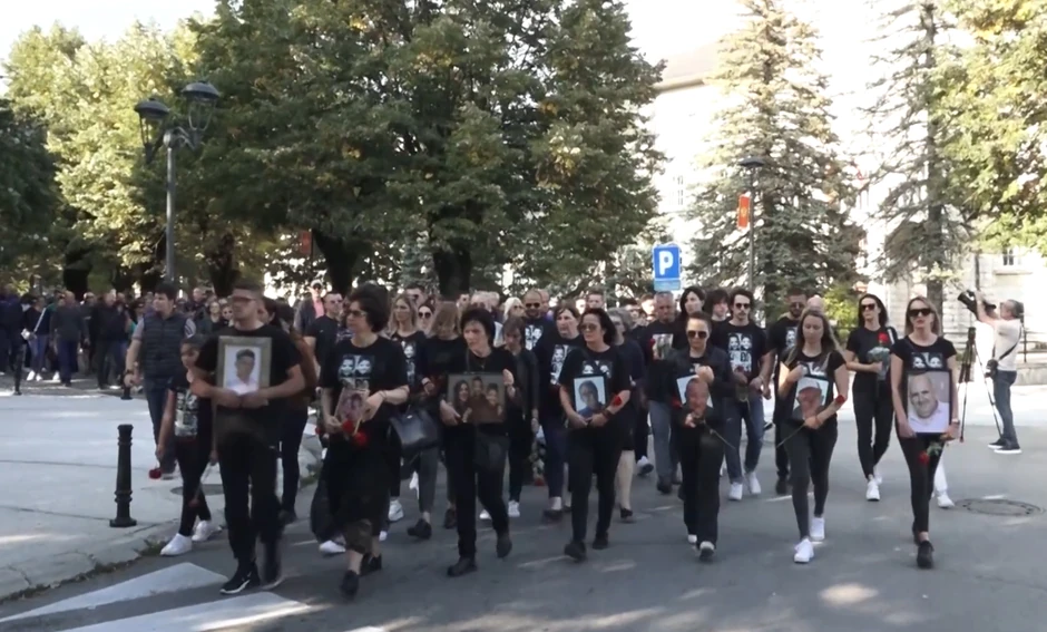 Porodice i prijatelji nastradalih u nezapamćenom masakru na Cetinju