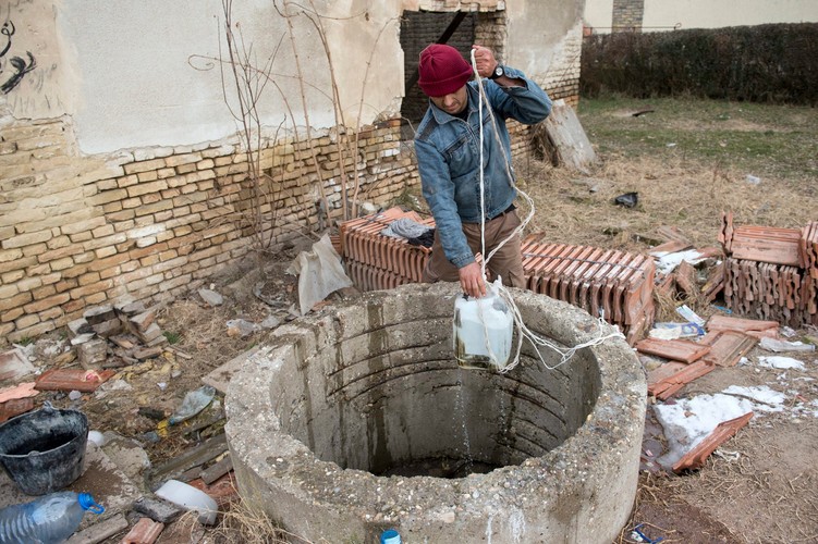 Stara studnia to jedyne źródło wody. Uchodźcy korzystają z budynków zniszczonego i opuszczonego gospodarstwa. Tutaj zbierają siły przed próbą przejścia przez zieloną granicę do Unii