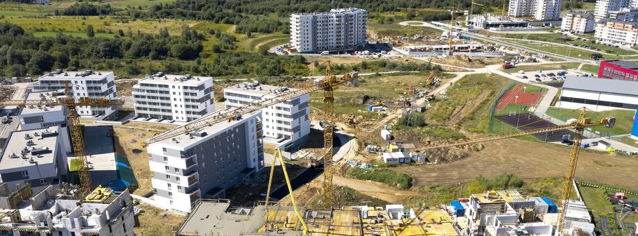 Część deweloperów wstrzymała się z inwestycjami, co ogranicza podaż mieszkań. Popyt na nie jednak nie maleje. W takich okolicznościach trudno oczekiwać, że ceny zaczną spadać