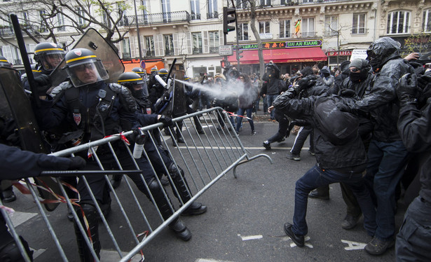 Demonstranci w Paryżu, EPA/IAN LANGSDON Dostawca: PAP/EPA.