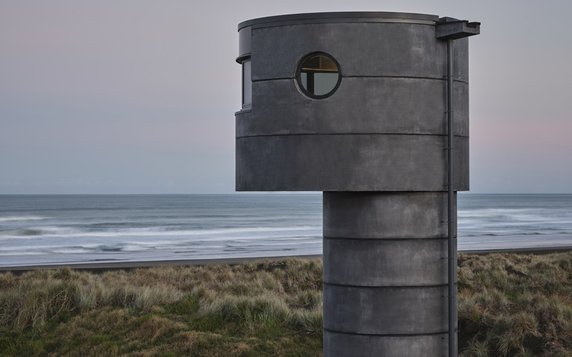 Wieża ratownicza na plaży w Nowej Zelandii.