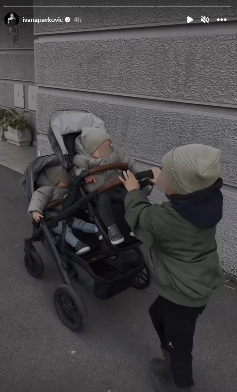 Ivana Pavković izvela blizance u šetnju