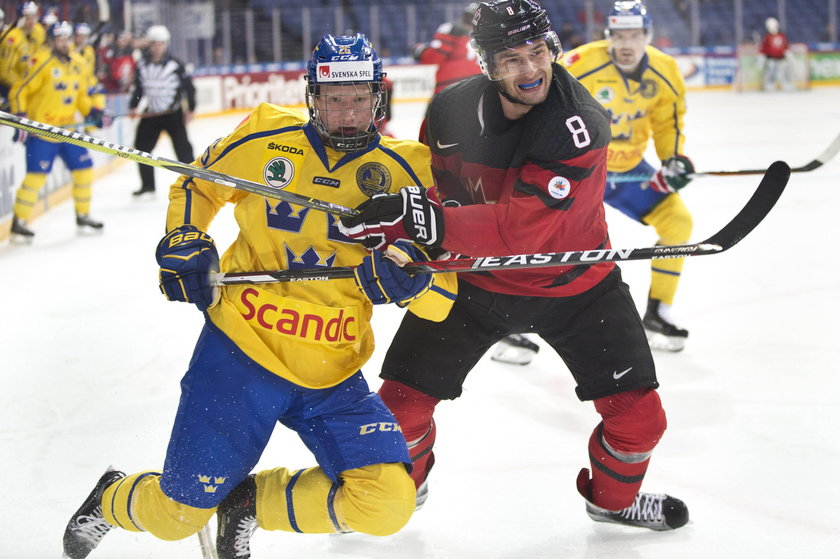 171110 Ishockey Karjala Cup Kanada Sverige Rasmus Dahlin 26 Sweden and Wojtek Wolski 8 Cana