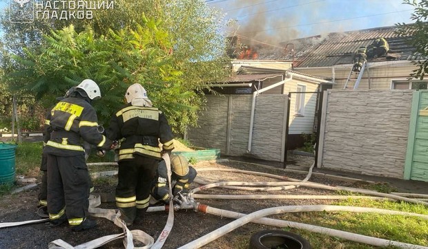 Ruski vatrogasci gase požar na kući u gradu Belgorodu nakon ukrajinskog napada dronom 10. septembra
