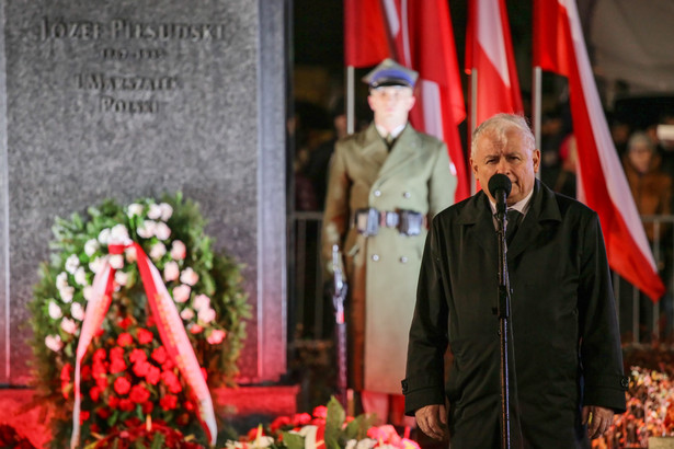 Prezes PiS w swoim przemówieniu w przeddzień Narodowego Święta Niepodległości podkreślił, że "podstawowe przesłanie tego wszystkiego, co wiąże się z pamięcią tego, co wydarzyło się w naszej ojczyźnie przed 101 laty" będzie podtrzymywane, przekazywane społeczeństwu i realizowane.