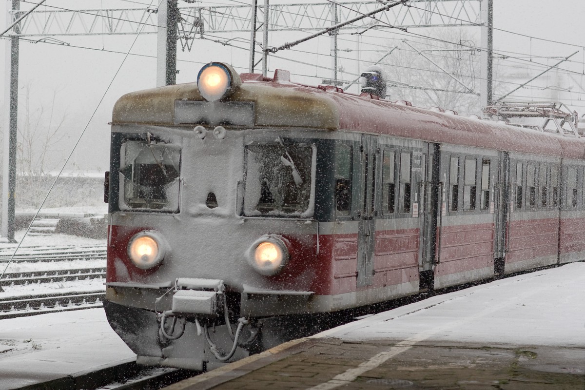 Pociąg wjeżdżający zimą na stację we Wrocławiu. Fot. shutterstock