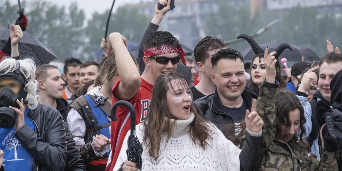 Młodzi w Polsce zaczynają się lawinowo zadłużać. Na początku zaczyna się od drobnych rzeczy, później kwoty rosną. Przeznaczają je na samorealizację, ale nie raz zdarzy się, że kredyt brany jest po ty, zdobyć lajki w mediach społecznościowych