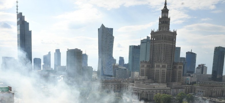 Marsz Powstania Warszawskiego przeszedł przez stolicę. Centrum miasta spowite dymem z rac