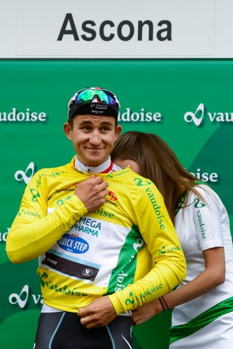 Piękne panie całują polskiego kolarza. Kwiatkowski liderem Tour de Romandi