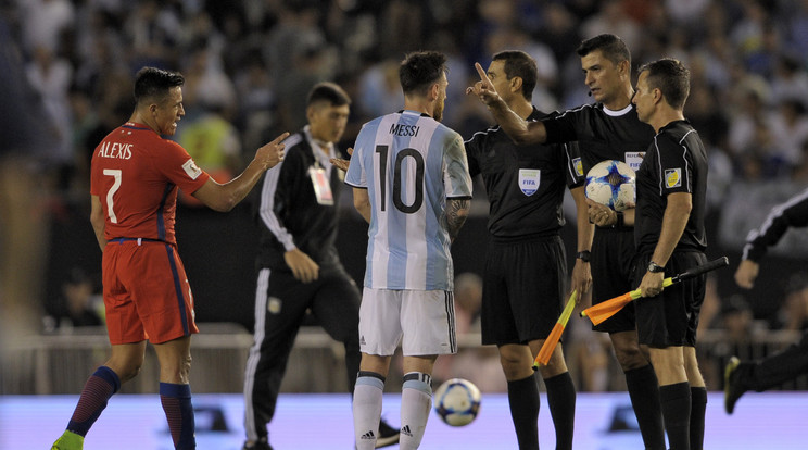 Messi csúnyán megsértette mindkét partjelzőt/Fotó: AFP