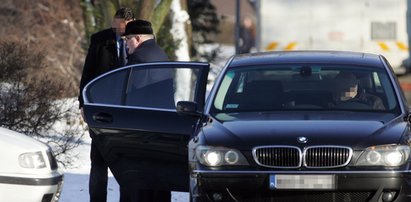 Wałęsa dostał nowe auto, bo ma złamaną nogę