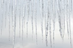 Uwaga na sople. Lodowe nawisy mogą zabić