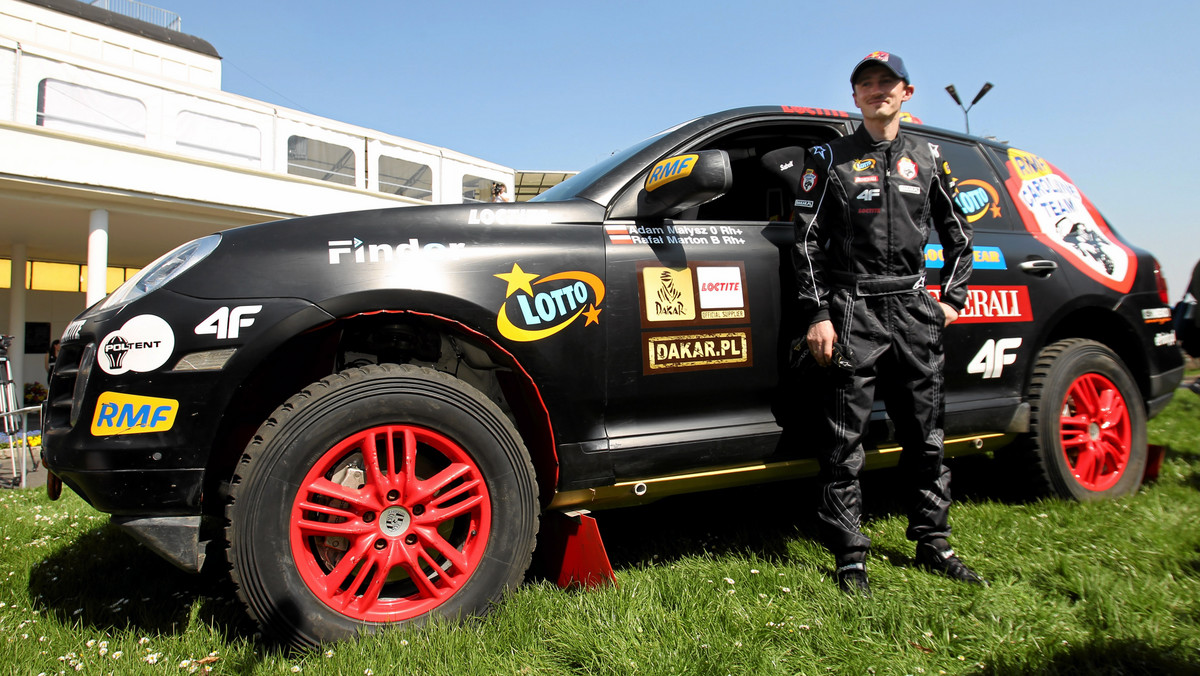 Adam Małysz intensywnie przygotowuje się do Rajdu Dakar 2012, w którym jako kierowca Porsche Cayenne będzie reprezentował RMF Caroline Team. Najlepszy polski skoczek narciarski znajduje też czas na promowanie rajdów. W czwartek przyjechał do Żagania.