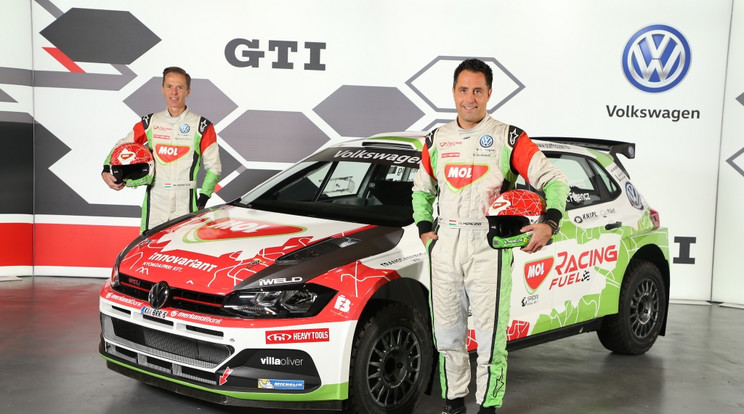 Herczig Norbert és Ferencz Ramón büszkén feszít új autójuk mellett, az 1,6-os turbómotorral ellátott, összkerekes VW Polo GTI R5-ös teljesíténye 272 lóerő