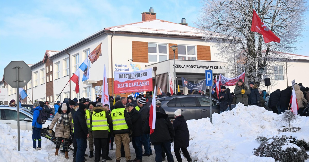 Nauczycielka miała wyrzucić krzyż na oczach uczniów. Gorące emocje podczas pikiety przed szkołą