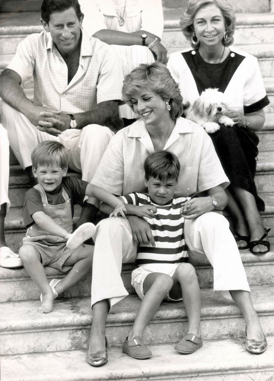Księżna Diana, książę Karol, królowa Hiszpanii Sophia oraz książę William i książę Harry w 1987 roku
